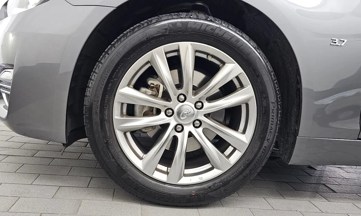 Infiniti Q70