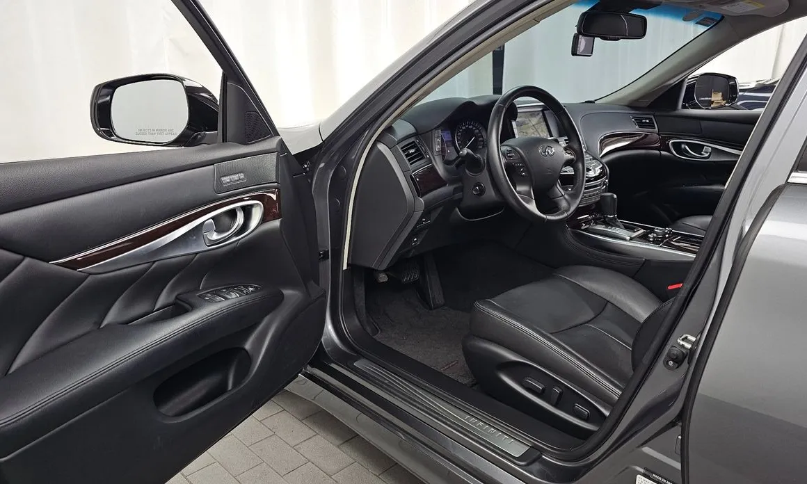 Infiniti Q70