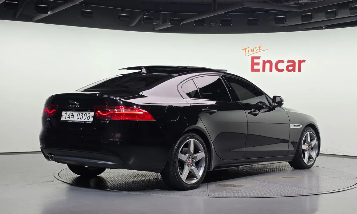 Jaguar XE