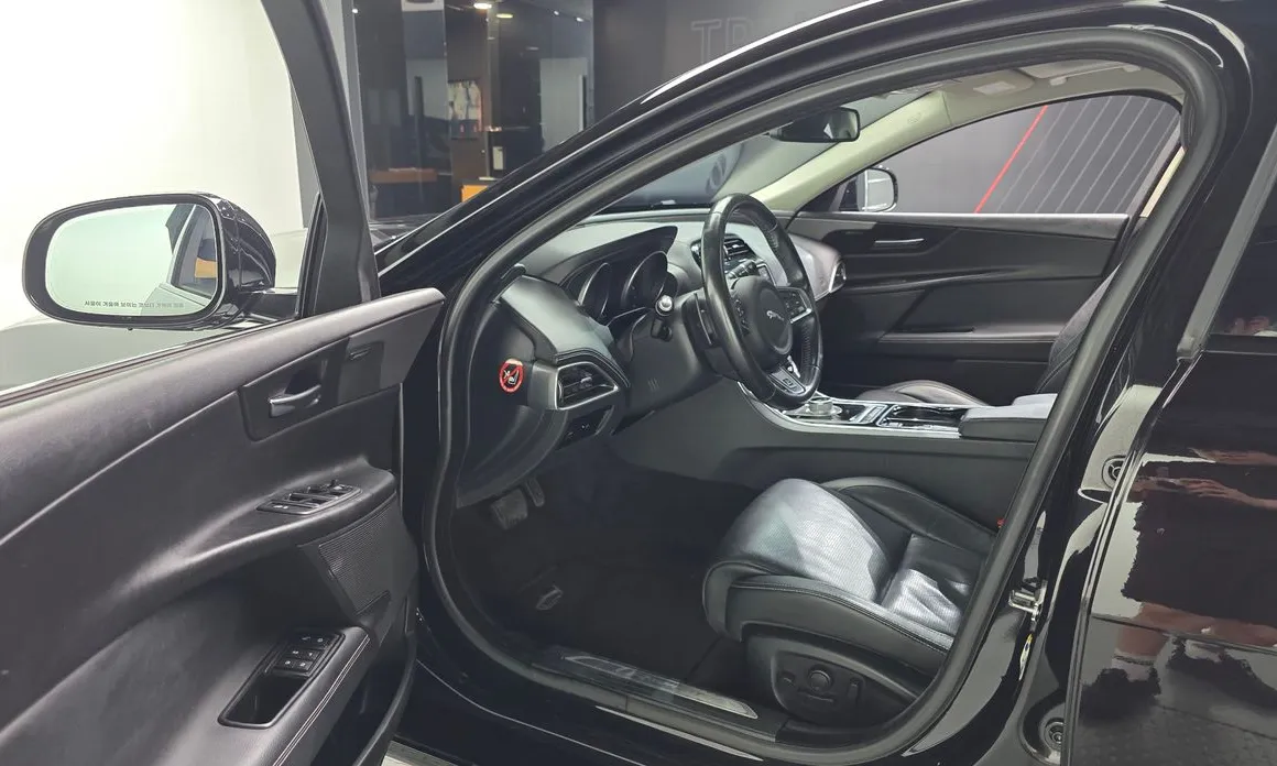 Jaguar XE