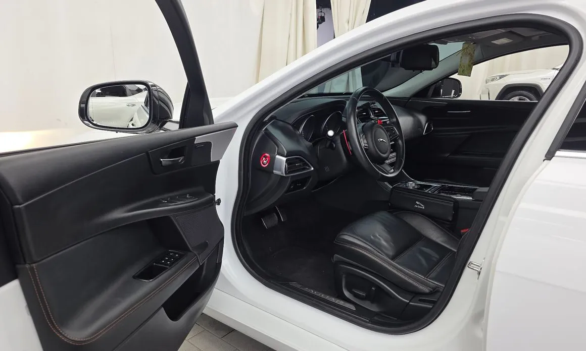 Jaguar XE