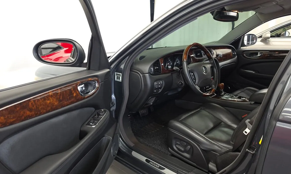 Jaguar XJ-8