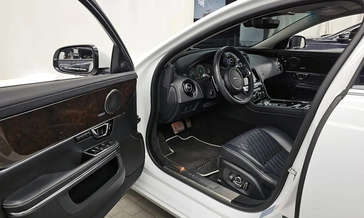 Jaguar XJ