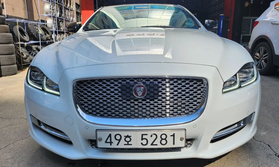 Jaguar XJ