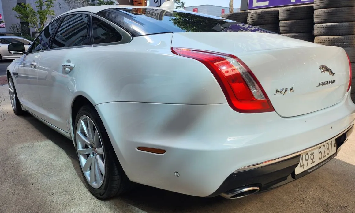 Jaguar XJ