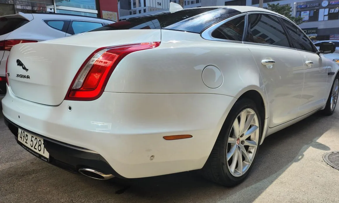 Jaguar XJ