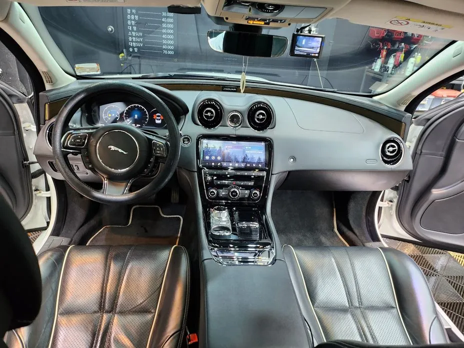 Jaguar XJ