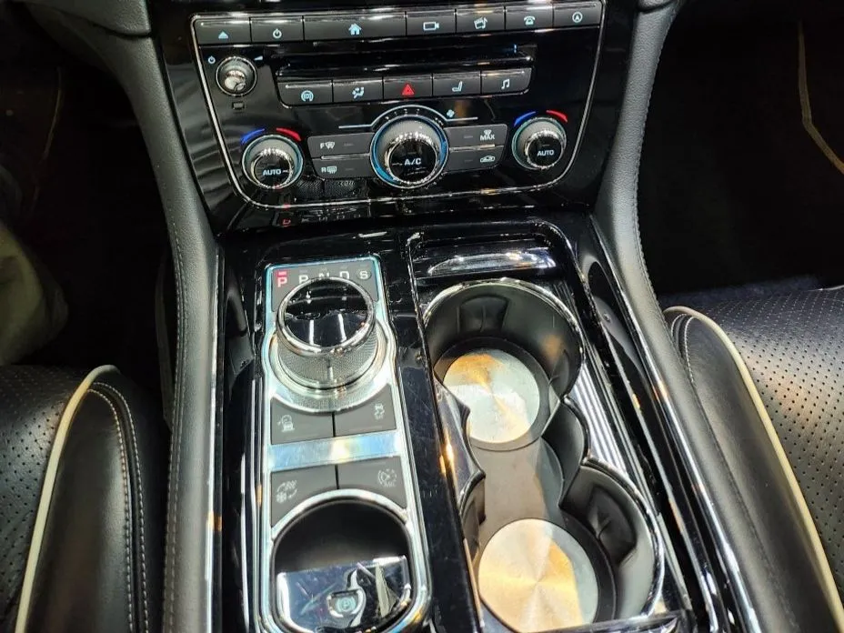 Jaguar XJ
