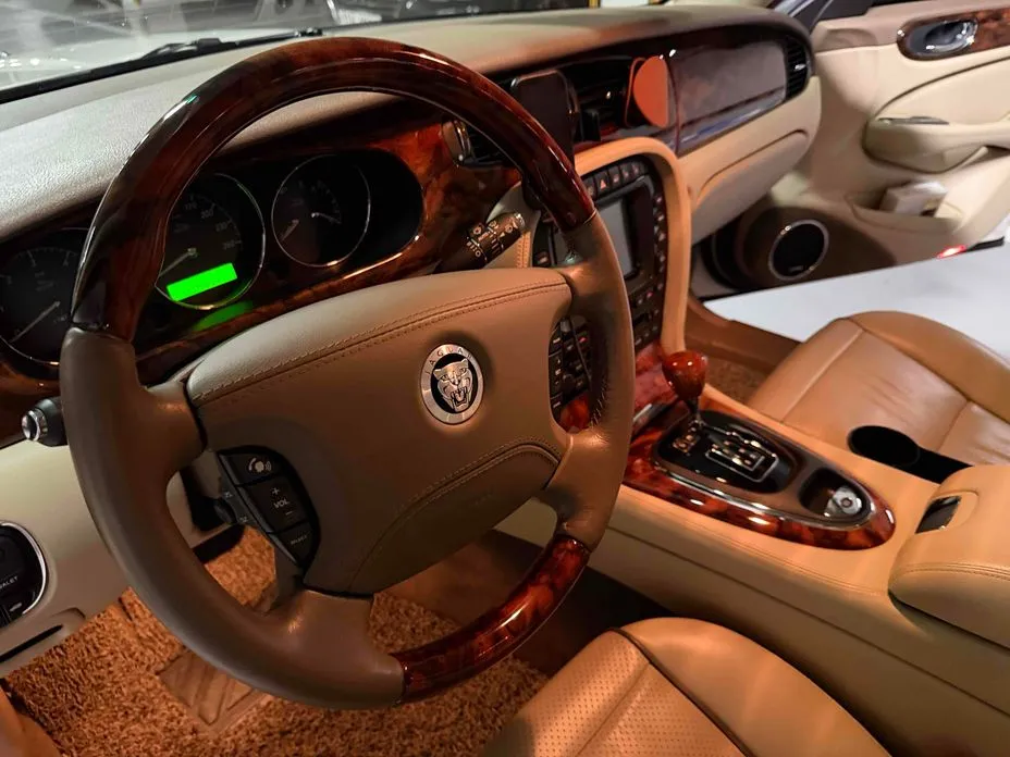 Jaguar XJ