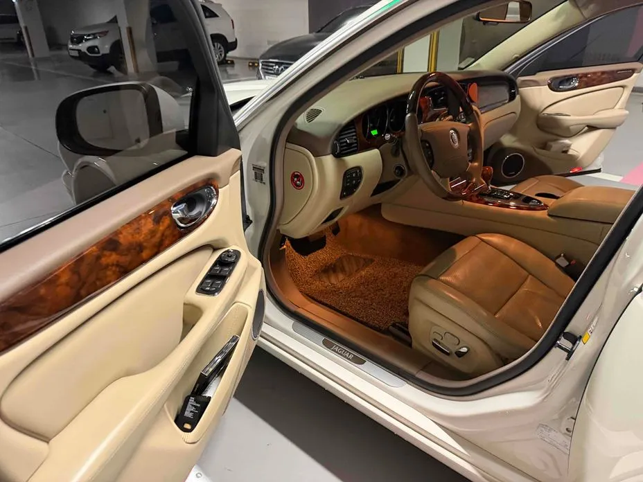 Jaguar XJ