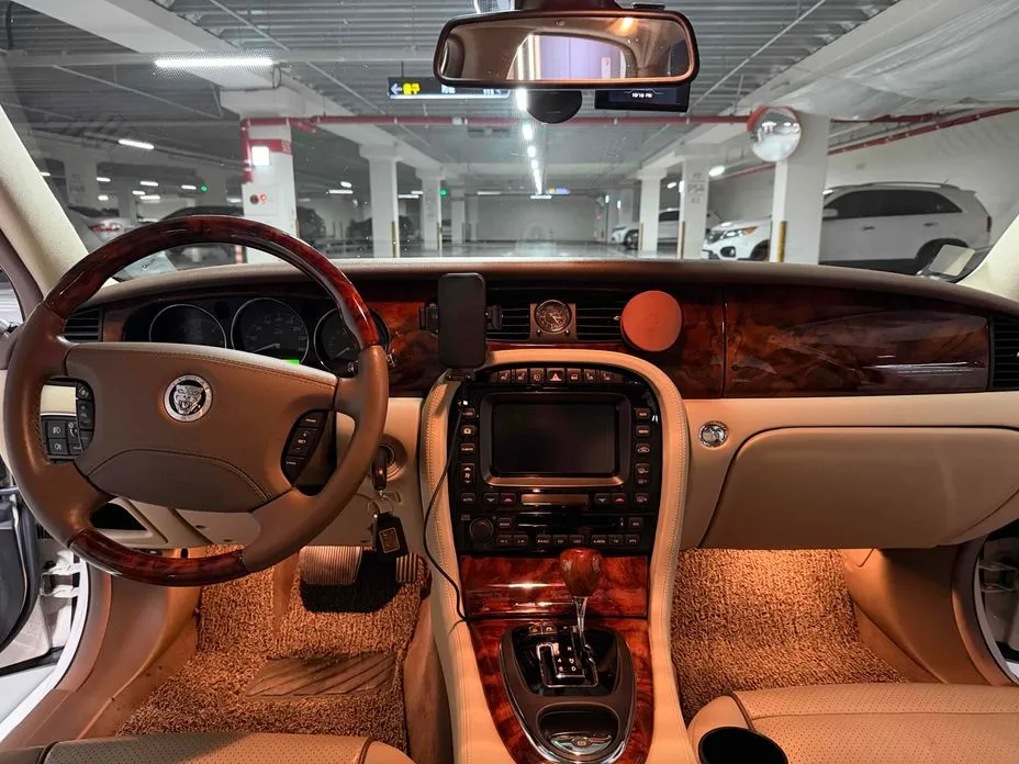 Jaguar XJ