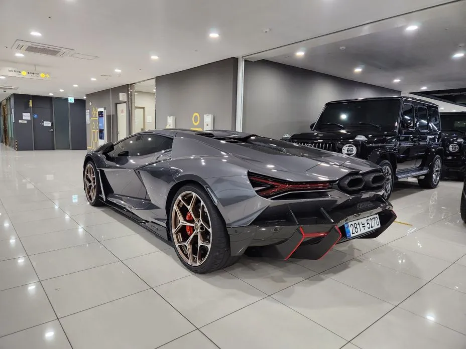 Lamborghini Revuelto