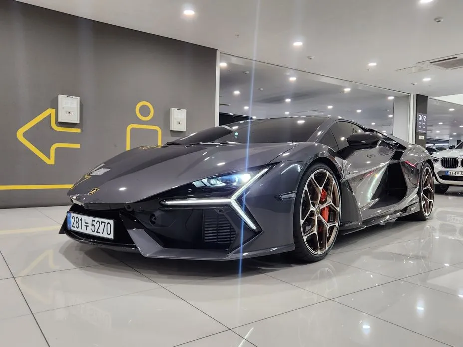 Lamborghini Revuelto