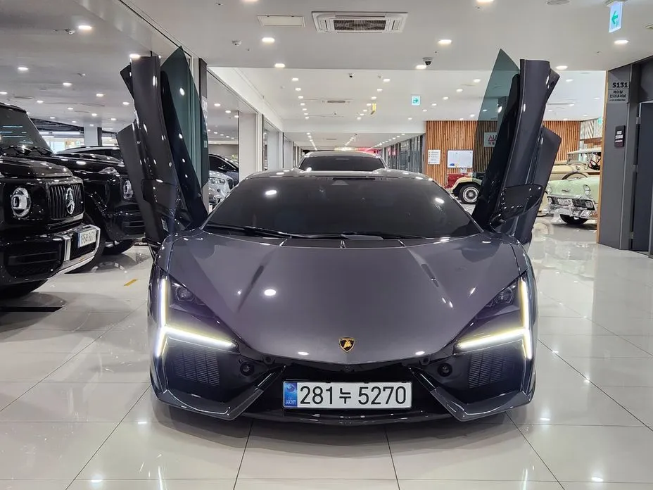 Lamborghini Revuelto