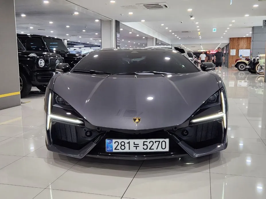 Lamborghini Revuelto
