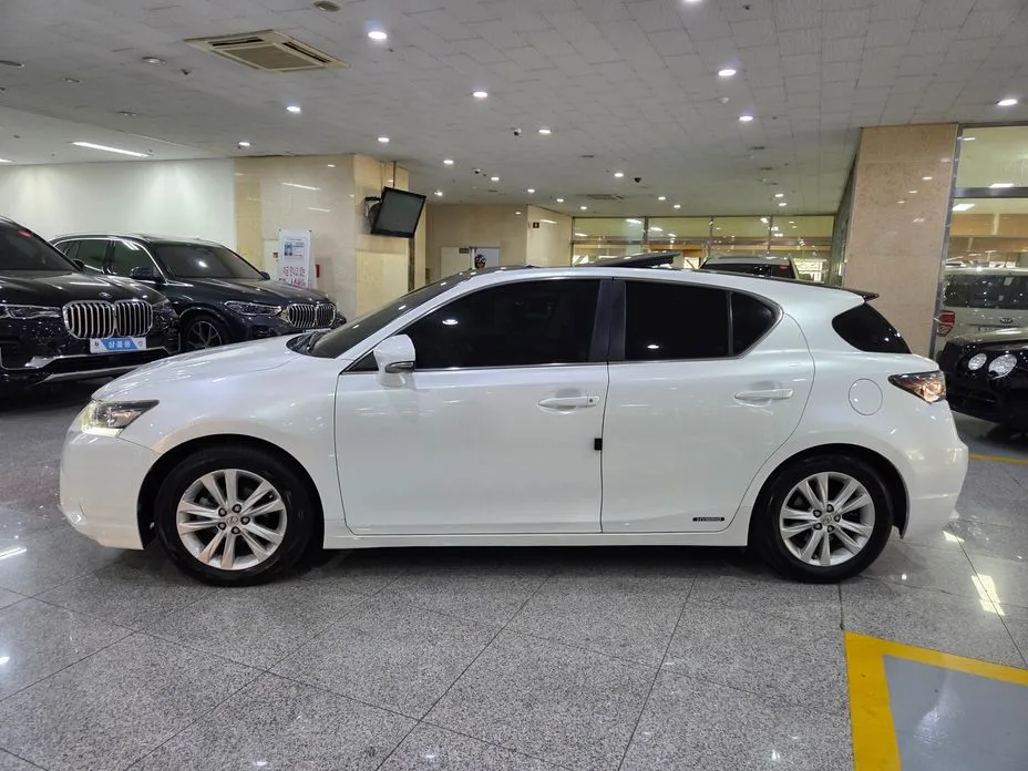 Lexus CT200h