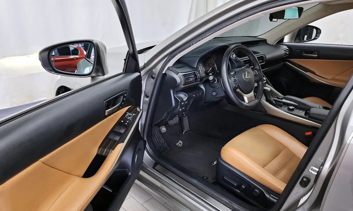 Lexus IS