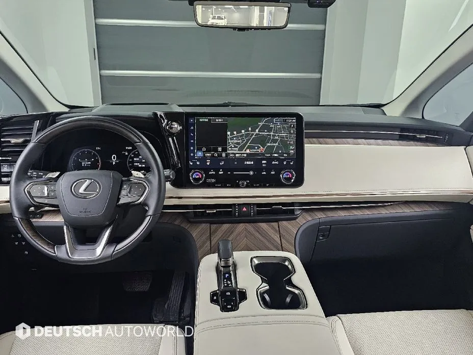 Lexus LM