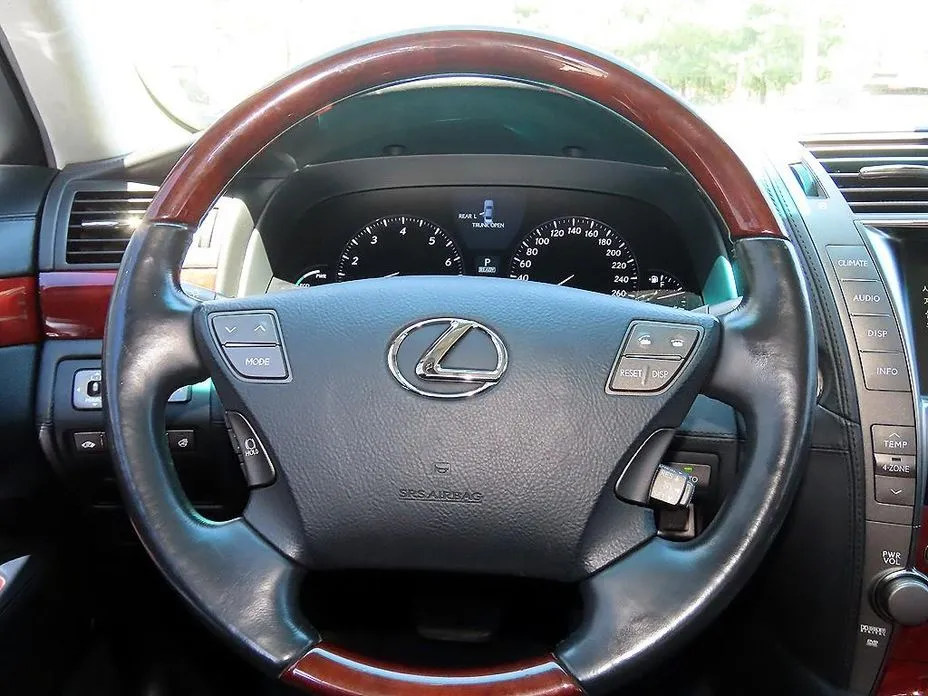 Lexus LS