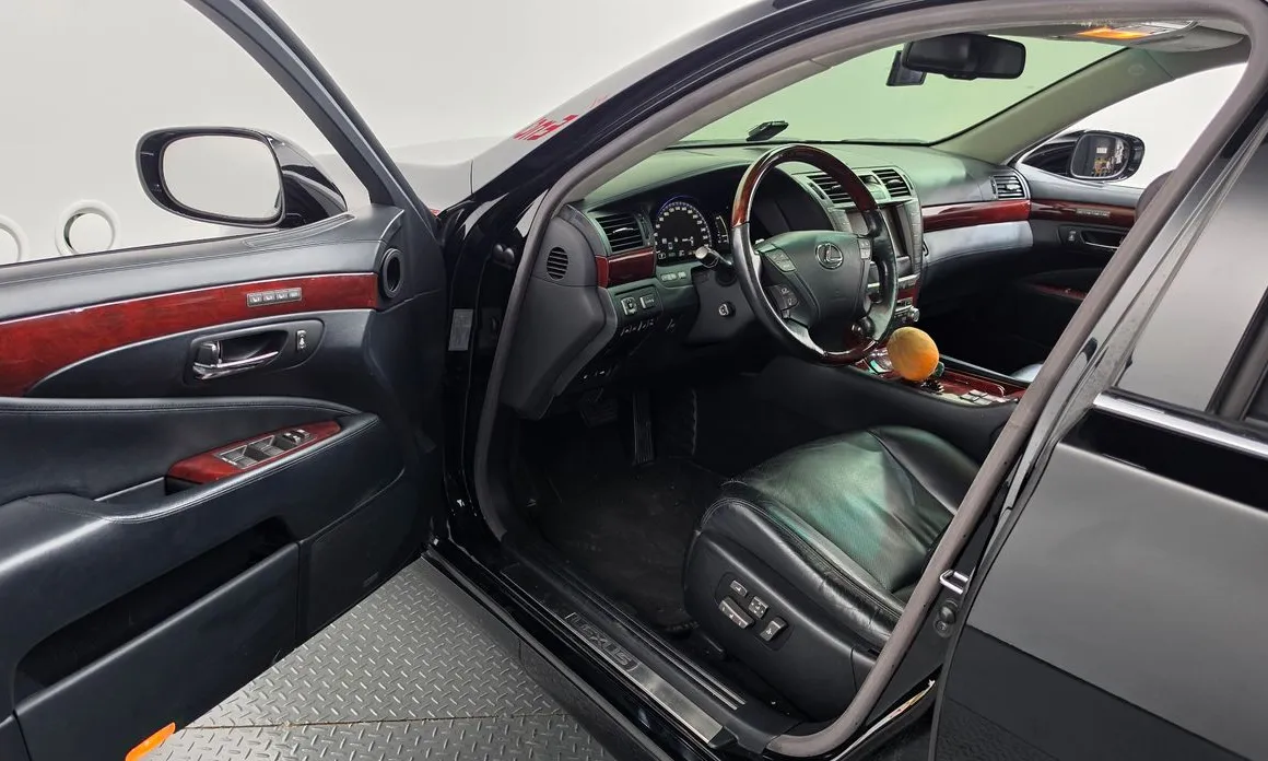 Lexus LS
