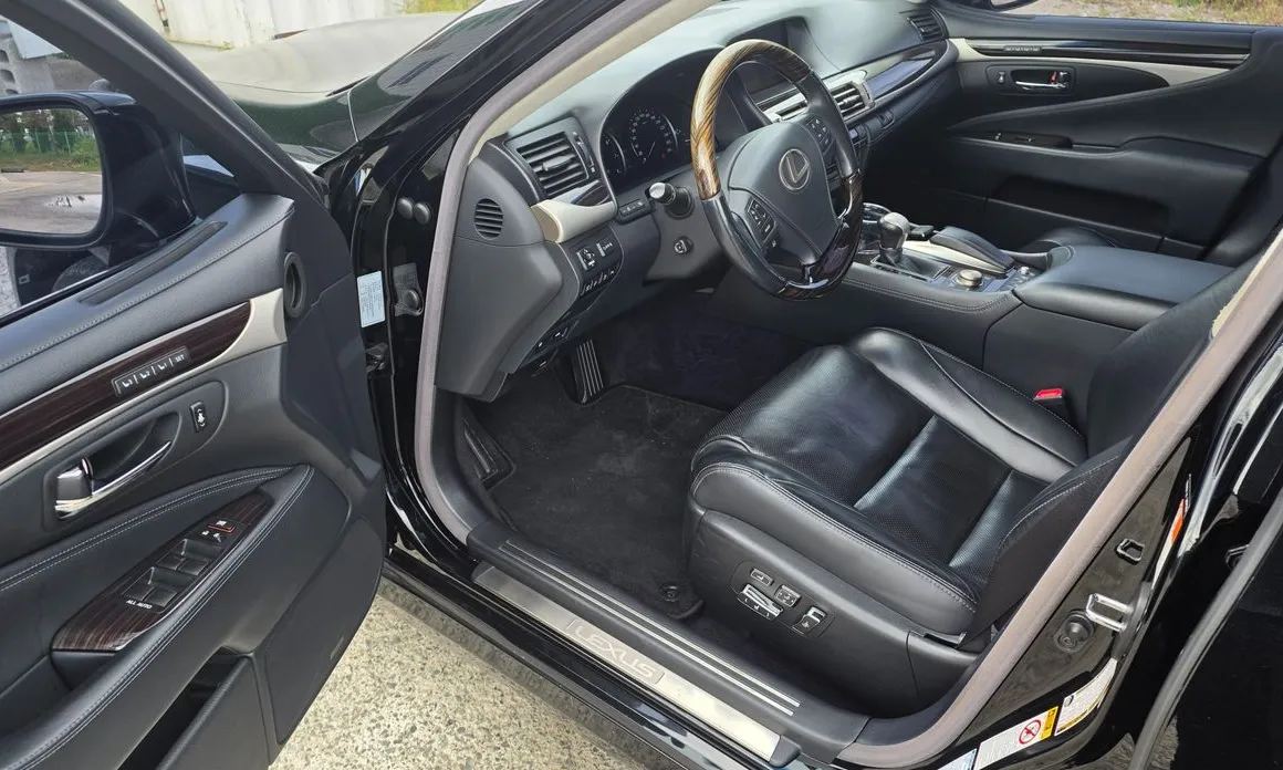 Lexus LS