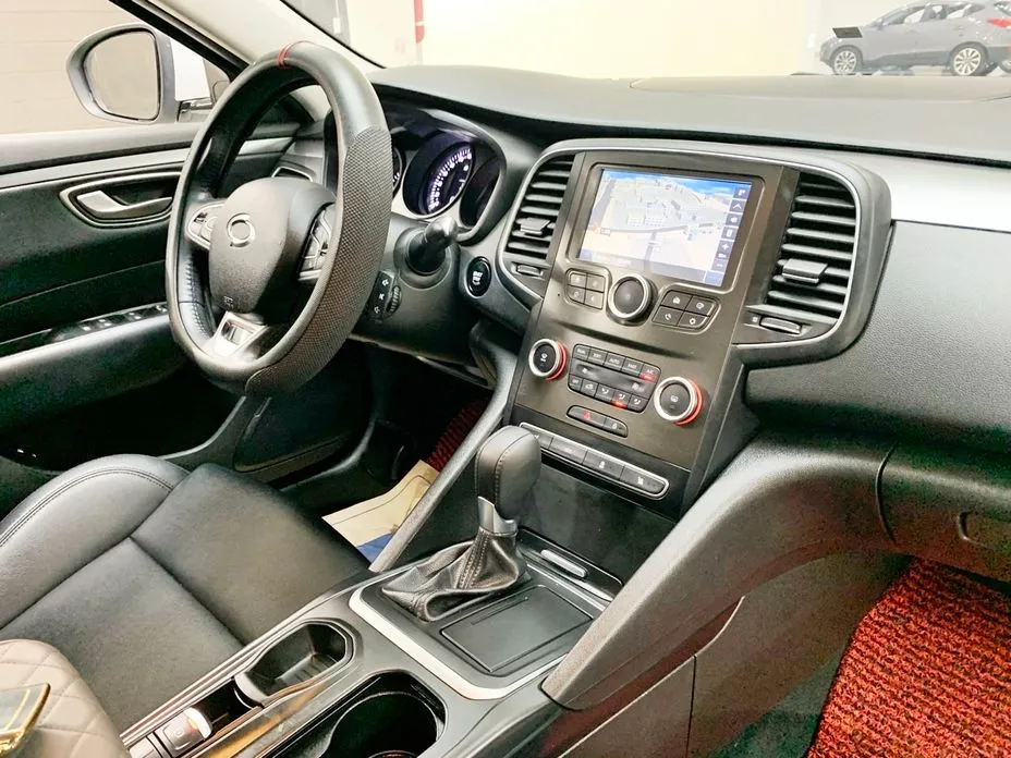 Renault SM6