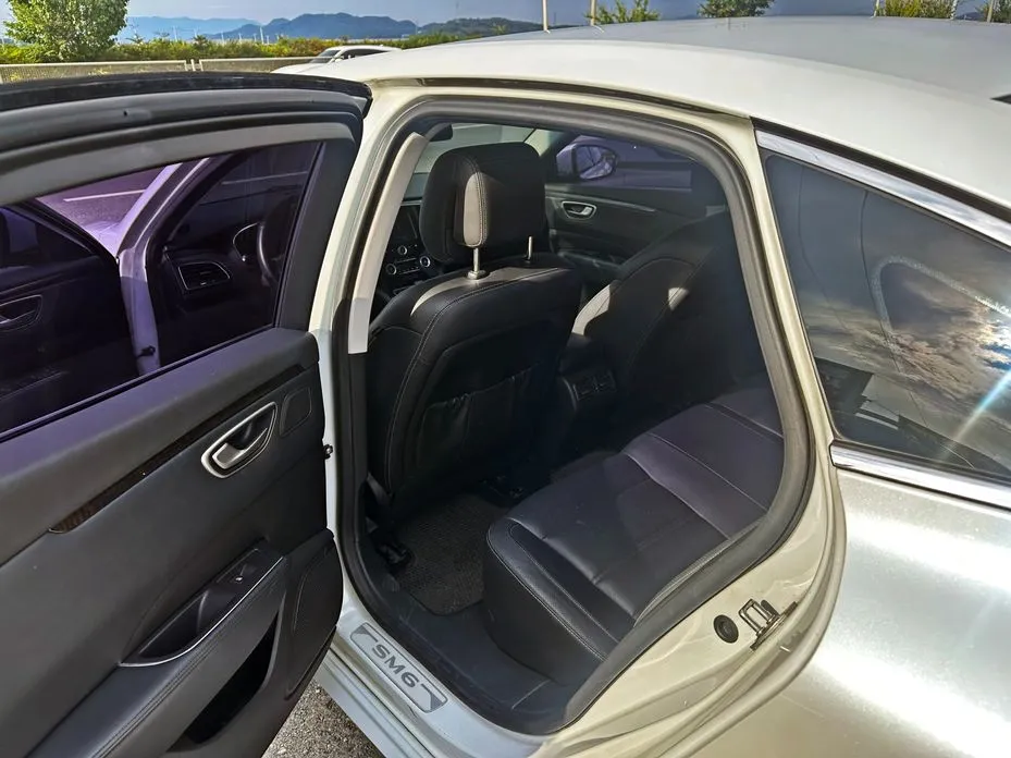 Renault SM6