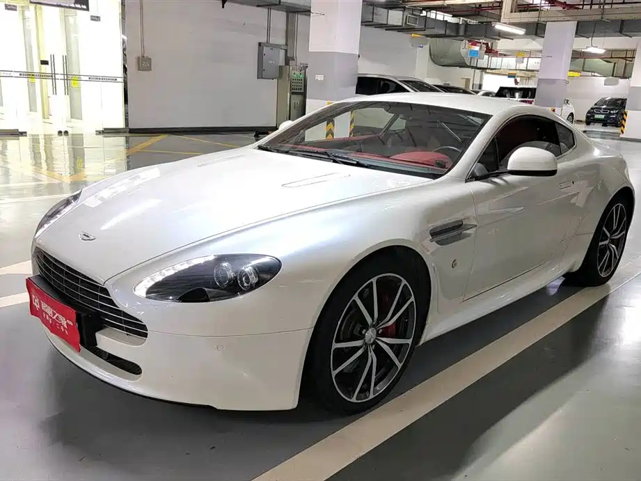 ASTON MARTIN V8 VANTAGE