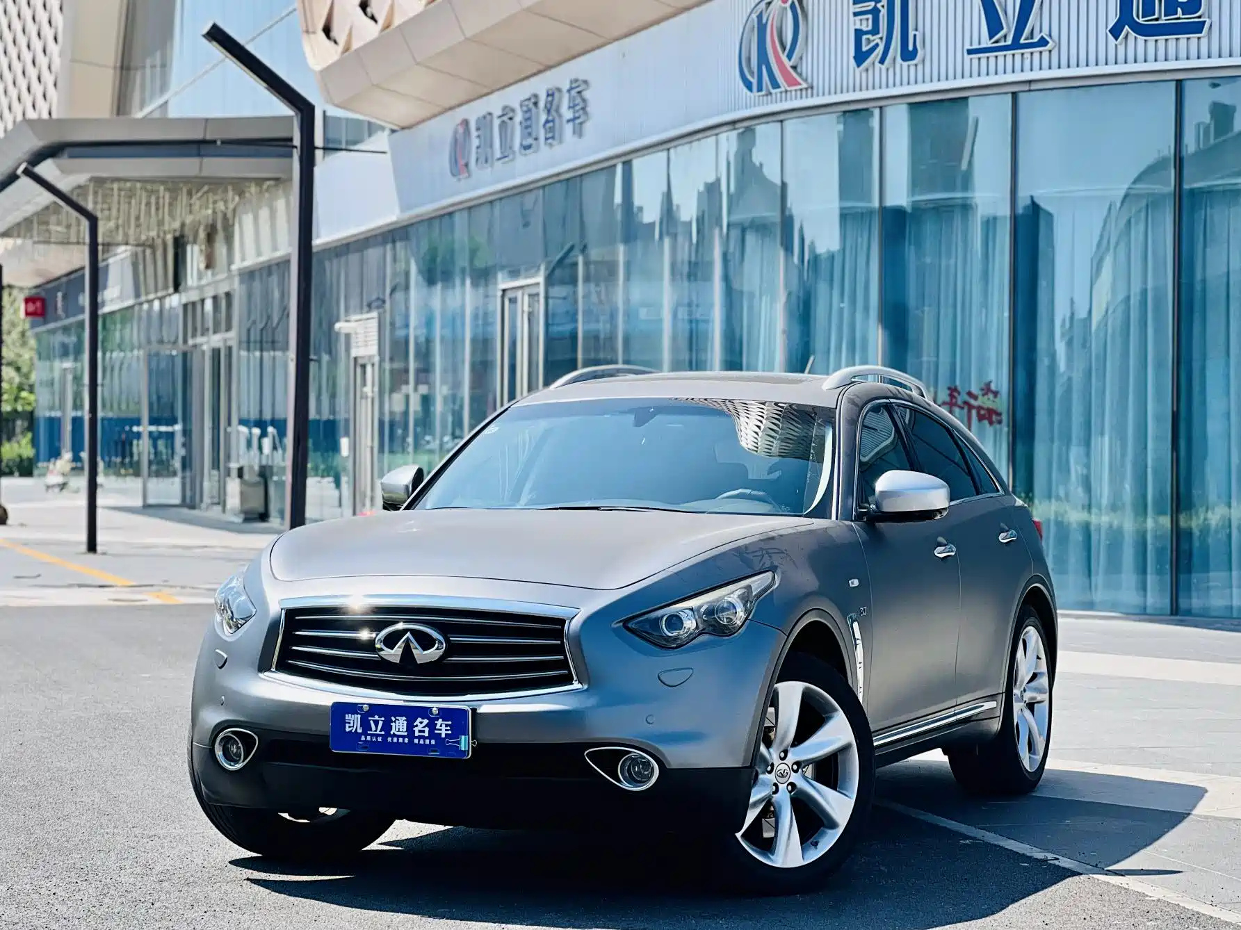 INFINITI QX70