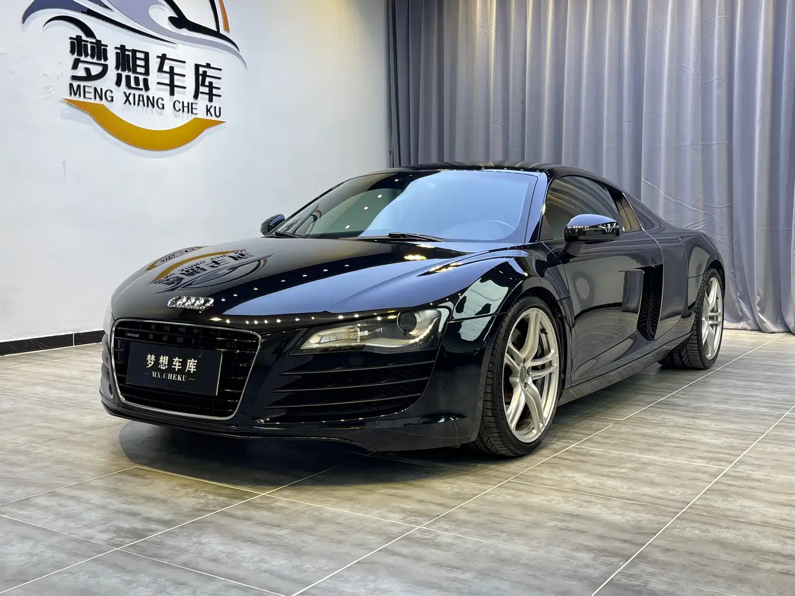 AUDI R8