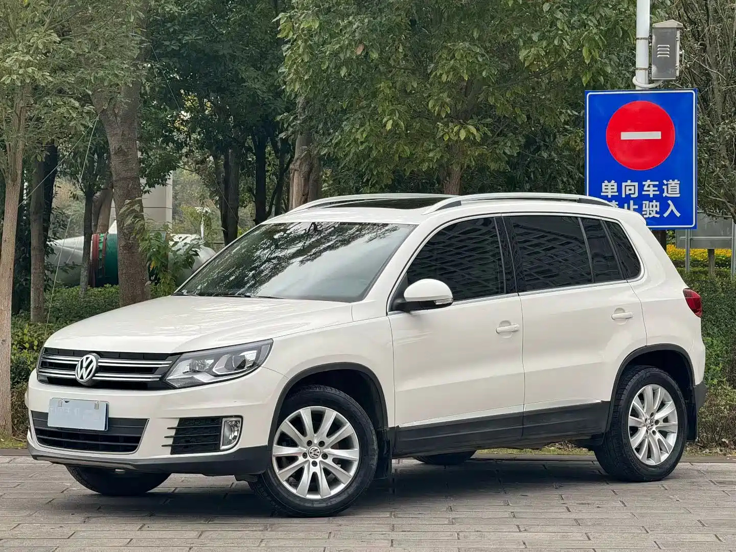 VOLKSWAGEN TIGUAN