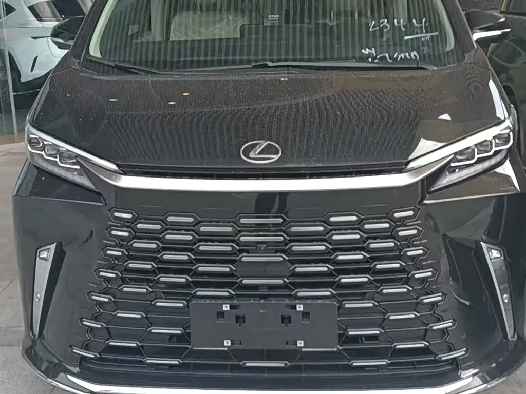Lexus LM