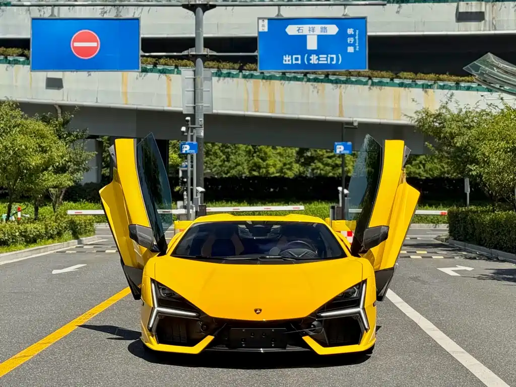 Lamborghini Revuelto