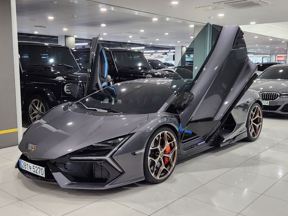 Lamborghini Revuelto