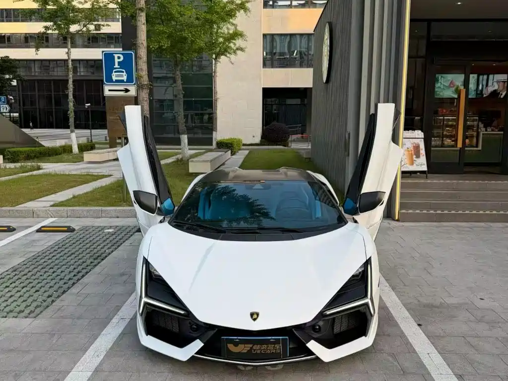 Lamborghini Revuelto