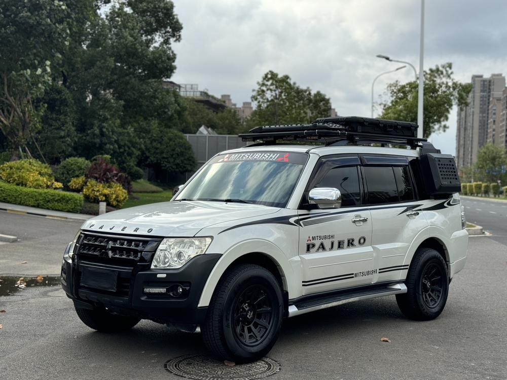 Mitsubishi Pajero (Import)